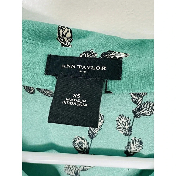 Ann Taylor Womens XS Blouse 1/2 Button Down Roll Tab Sleeves Green Floral Leafs - Picture 5 of 8